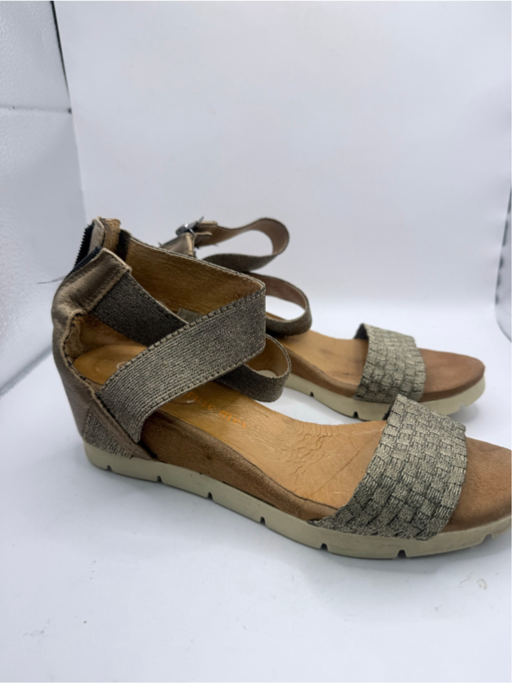 Women's Bernie Mev. Sandals 7.5 Pewter Tan Woven Wedge